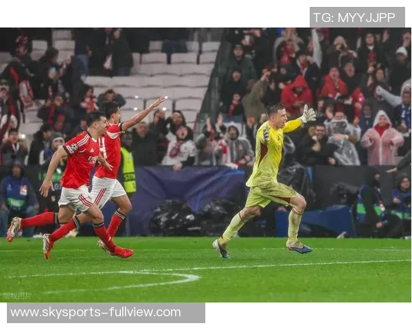 足总杯惊天逆转本菲卡2-1战胜巴萨全场沸腾